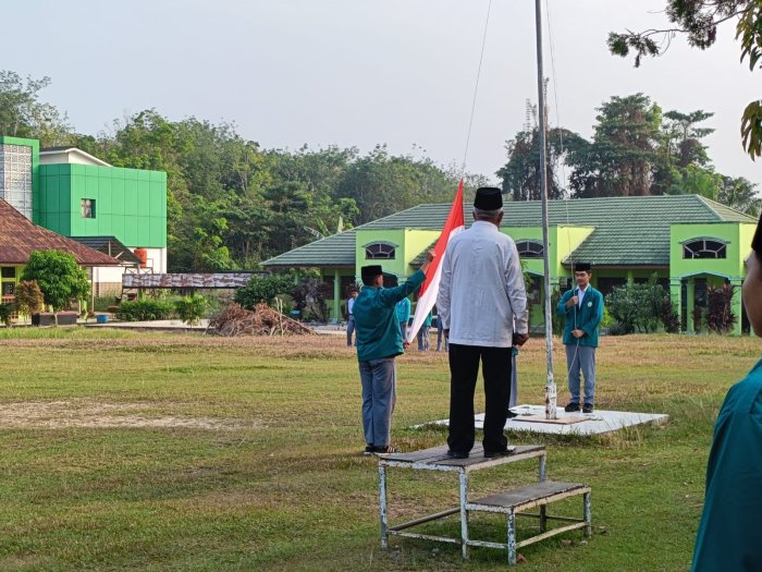A.Bakar, S.Pd.I Pimpin Upacara Bendera di MAN 1 Sarolangun A.Bakar, S.Pd.I Pimpin Upacara Bendera di MAN 1 Sarolangun