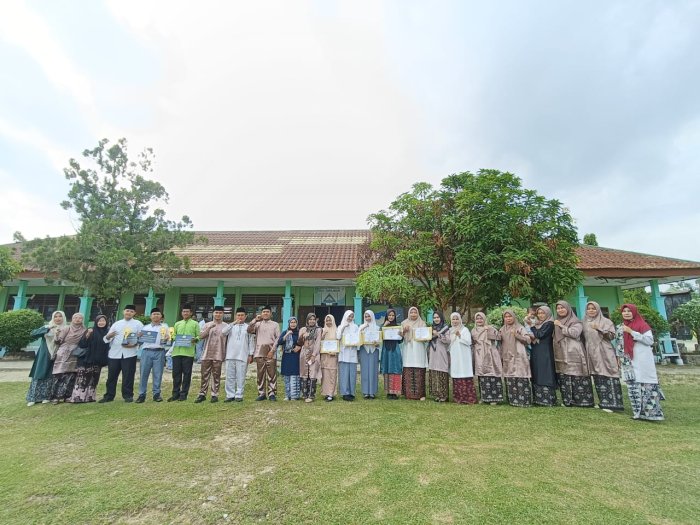 MAN 1 Sarolangun Bagikan Penghargaan Siswa Berprestasi OMI dan PTA