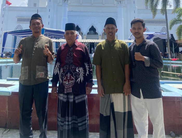 Guru Senior MAN 1 Sarolangun Salat Jumat di Aceh Guru Senior MAN 1 Sarolangun Salat Jumat di Aceh