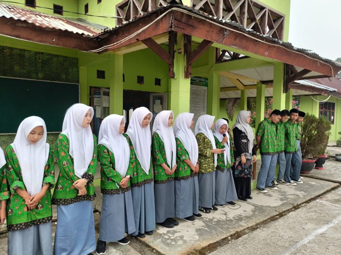 Siswa MAN 1 Sarolangun Tampilkan Sholawat di Madrasah Siswa MAN 1 Sarolangun Tampilkan Sholawat di Madrasah