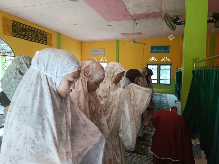 MAN 1 Sarolangun Laksanakan Sholat Dzuhur Berjamaah