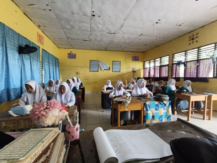 Siswa XI F1MP Rutin Gelar Doa Bersama Sebelum Belajar Siswa XI F1MP Rutin Gelar Doa Bersama Sebelum Belajar