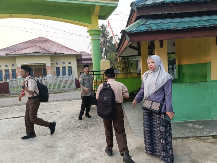 Rutinitas Pagi  Piket Sambut Siswa Dengan Senyuman